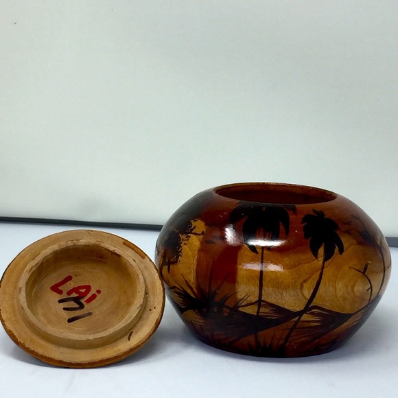 Beautiful little Hawaiian wooden trinket jar with lid - Picture 4 of 7